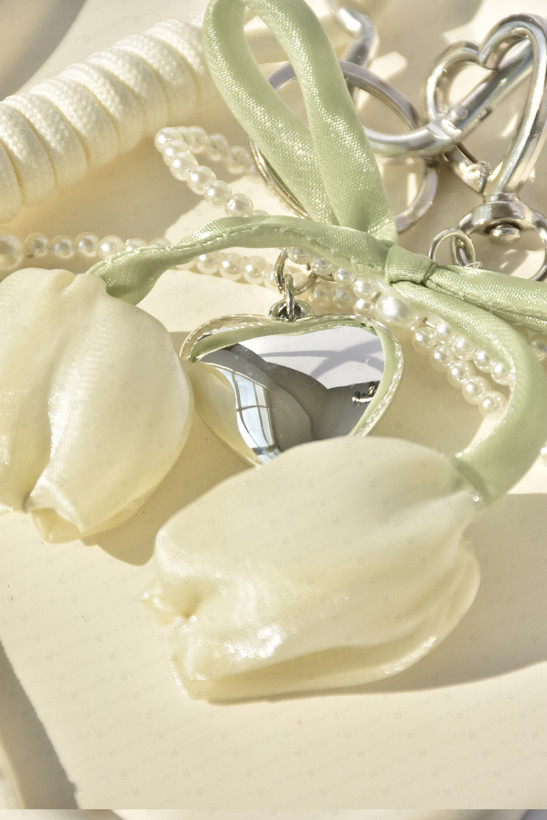 آویز کیف چارم بگ مروارید و گل لاله