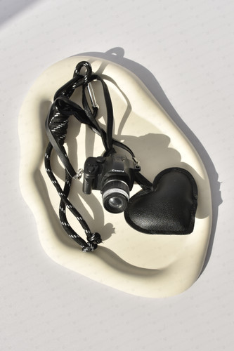 آویز کیف چارم بگ دوربین عکاسی و قلب مشکی