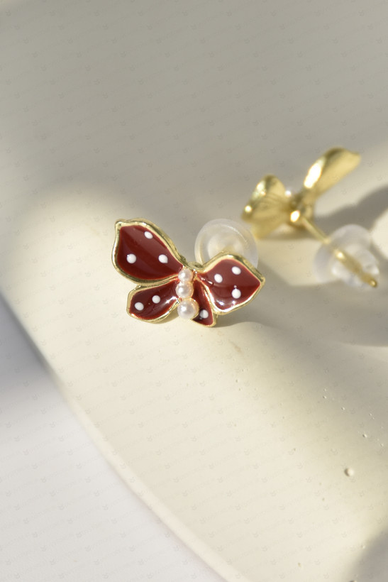 گوشواره میخی زنانه مدل میناکاری طرح پروانه