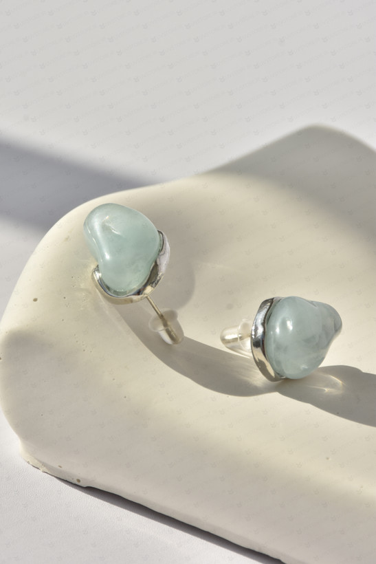 گوشواره میخی برند فشن دفرمه طرح سنگ